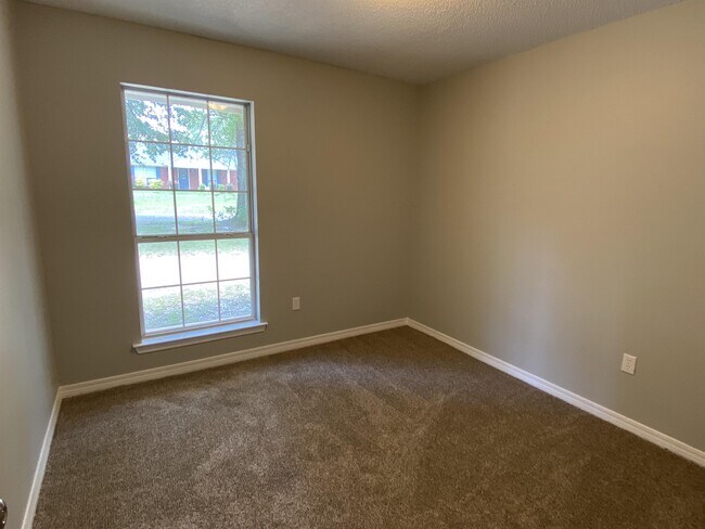 Building Photo - 6591 Lauren Dr W