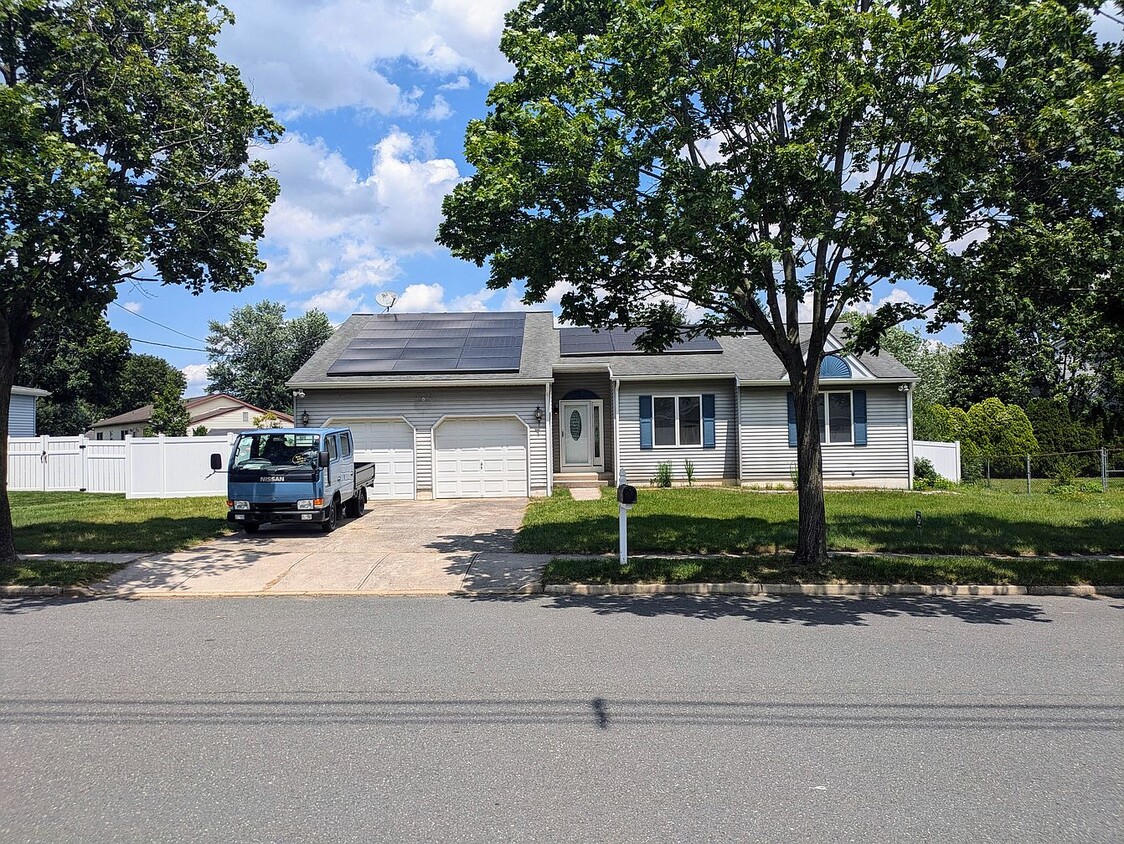 Primary Photo - 884 E 3rd St