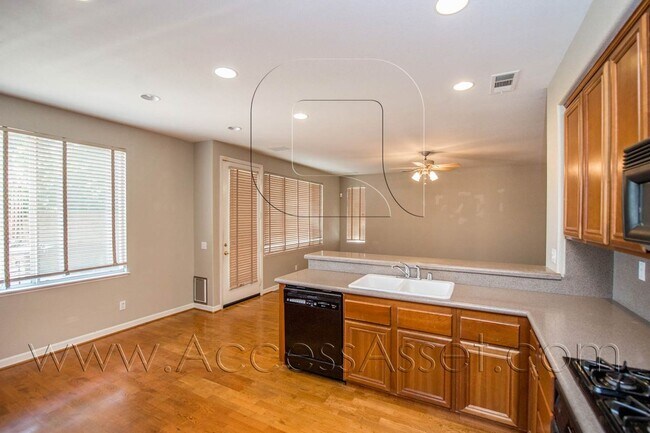 Building Photo - Beautiful 4 Bed/3 Bath With Loft And Great...