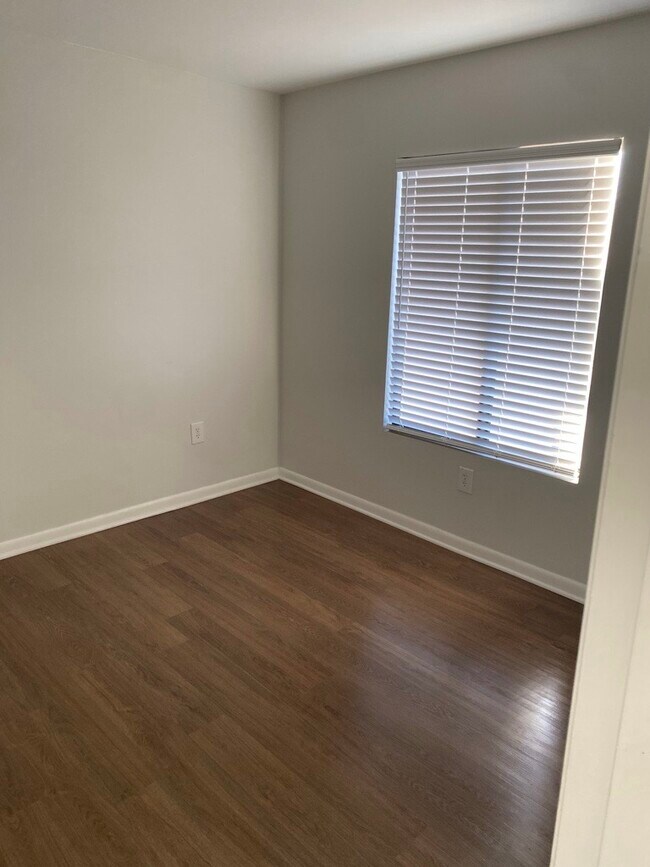 Foto del edificio - 1600 Park Cir