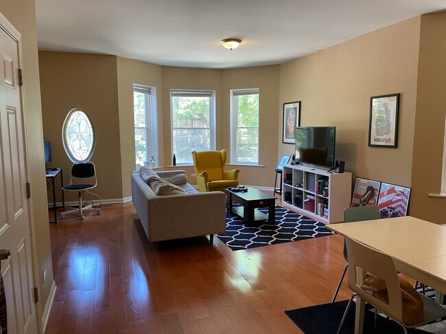 Living Room - 1327 W Foster Ave