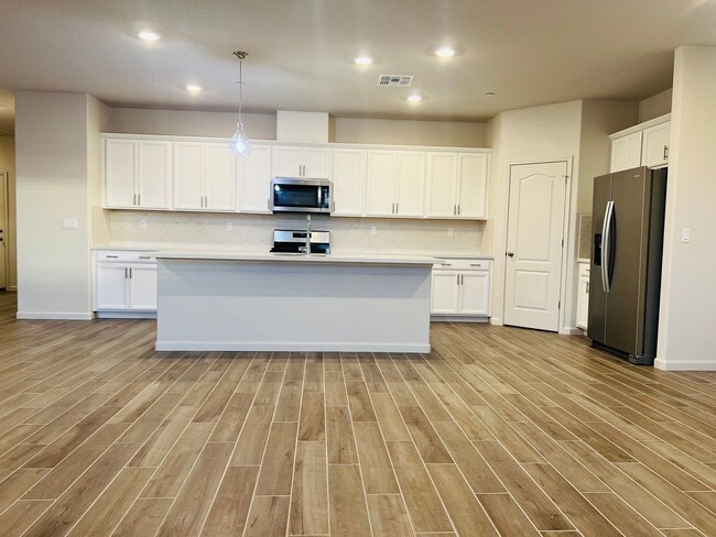 Building Photo - Beautiful 4 bed/2 bath Meritage Home in El...