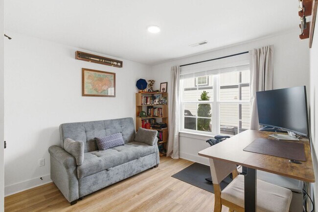 Foto del edificio - Modern Townhome in Madison