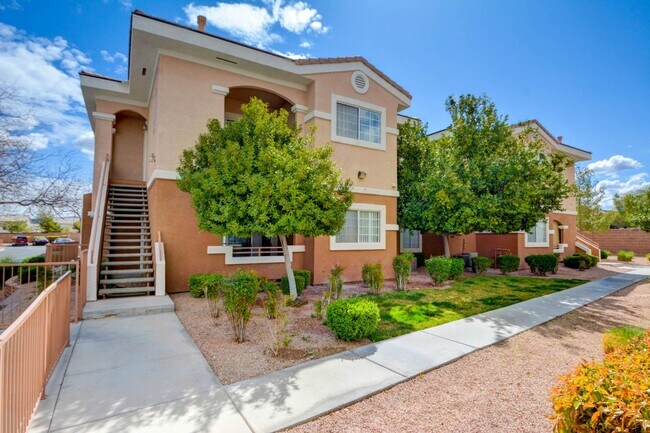 Foto del edificio - Beautiful 2BR / 2BA Renovated / Modern Condo In A Gated Complex.