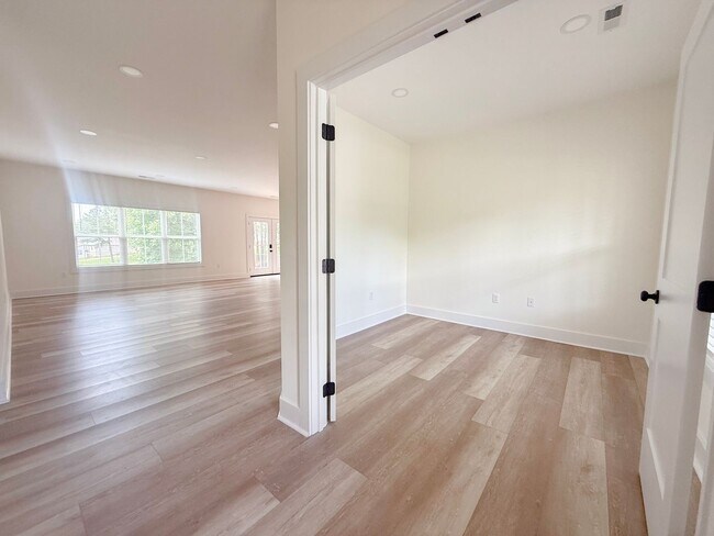 Foto del edificio - Luxury 3-Bedroom Home with Office, 2-Car Garage & Maintenance-Free Living