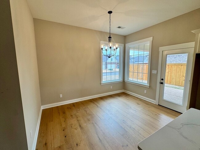 Building Photo - 582 Bolivar Dr