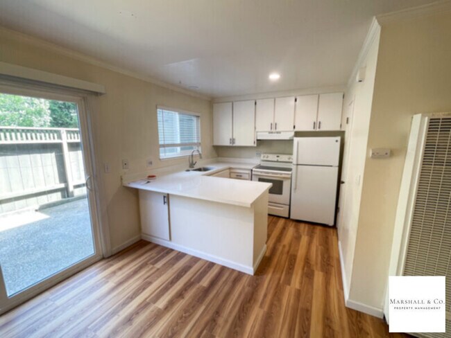 Foto del edificio - NEW LISTING! UPDATED 2BR/1BA IN CORTE MADERA W/ PARKING, NEW FLOORING, POOL, GREAT LOCAT