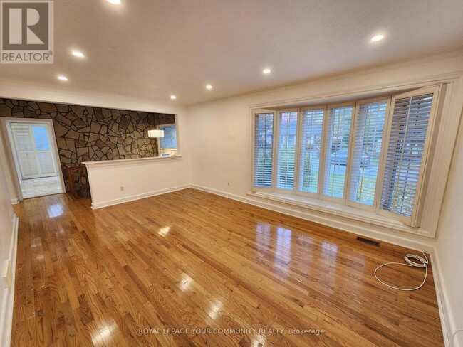 Building Photo - 394 Paliser Crescent N