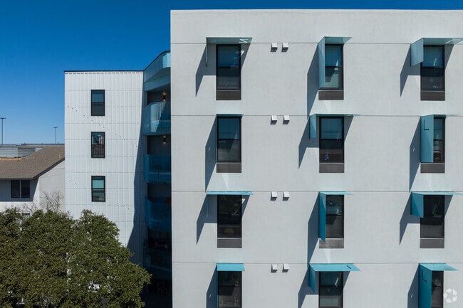 Building Photo - Zilker Studios