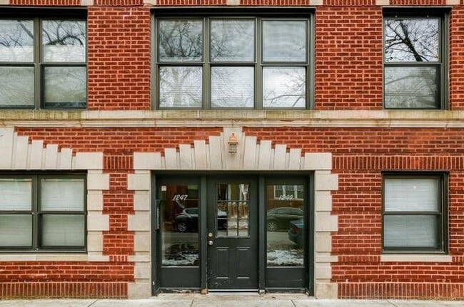 Building Photo - 1247 W Roscoe St