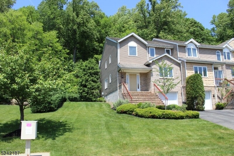 30 Edgefield Dr, Morris Plains, NJ 07950 Room for Rent in Morris