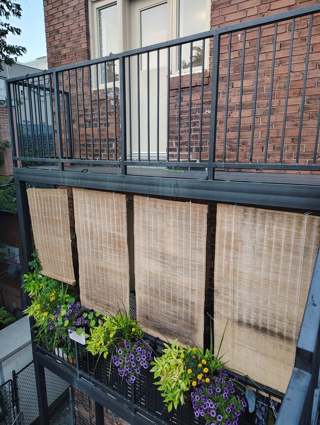 Building Photo - Large 2 Bedroom 2 Bathroom Apartment