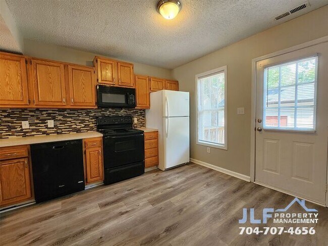 Foto del edificio - 2 Story All Brick 2/1.5 Townhouse in Concord