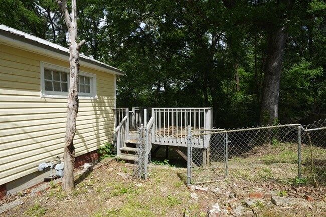 Foto del edificio - Cozy 2BR Home in Forestdale – Freshly Updated & Fenced Yard!