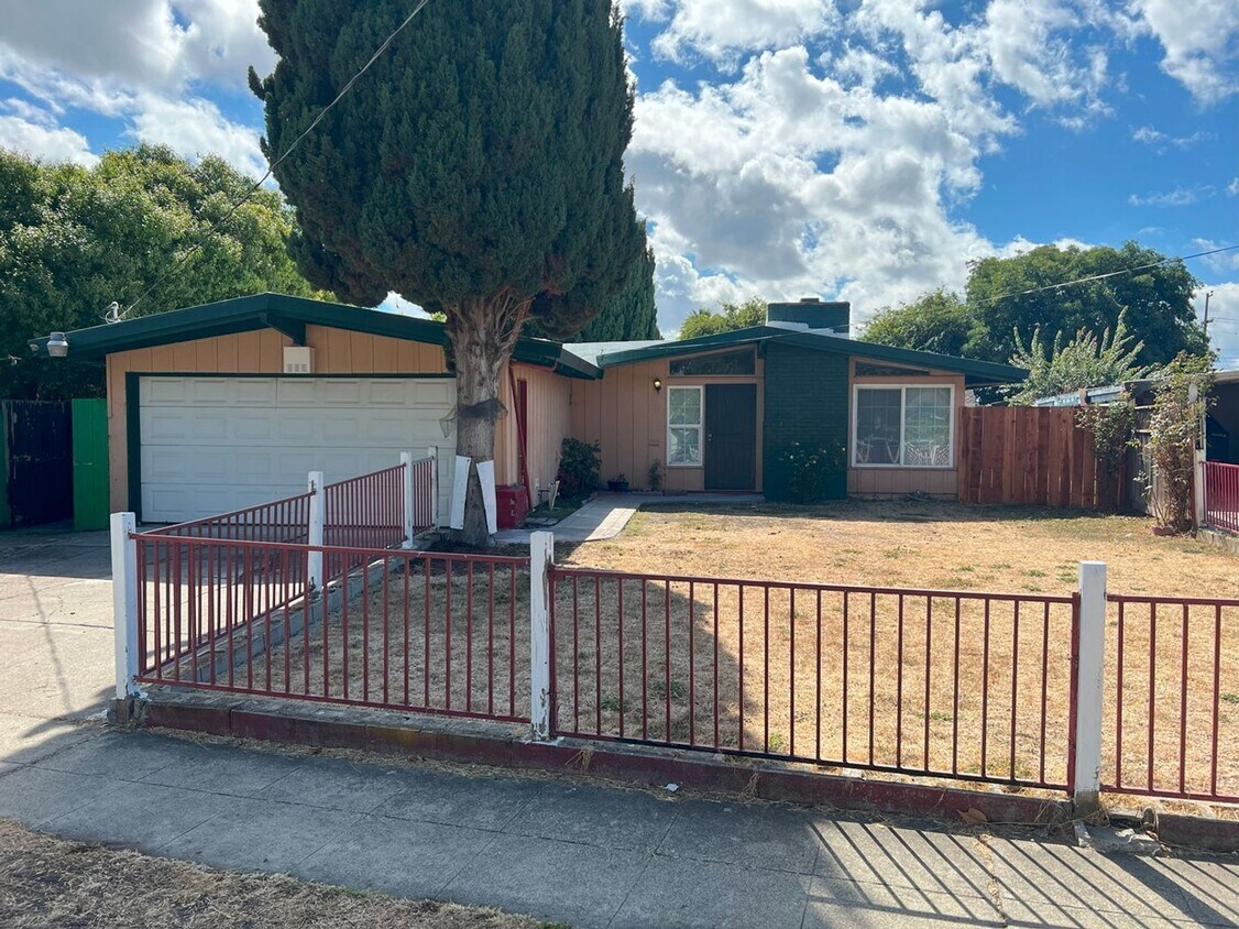 Primary Photo - BEAUTIFUL CUL-DE-SAC HOME WITH LARGE PRIVA...