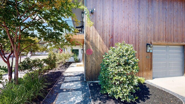 Building Photo - 805 Dexter Dr S