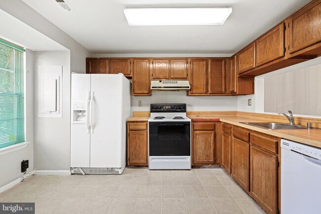 Building Photo - 1635 Forest Park Dr