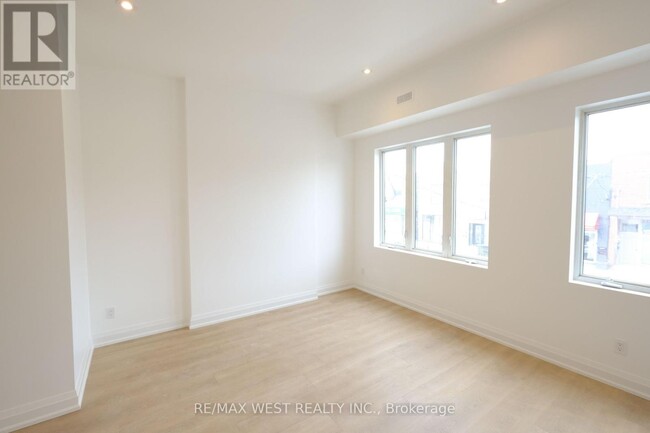 Photo du bâtiment - 325 Oakwood Ave