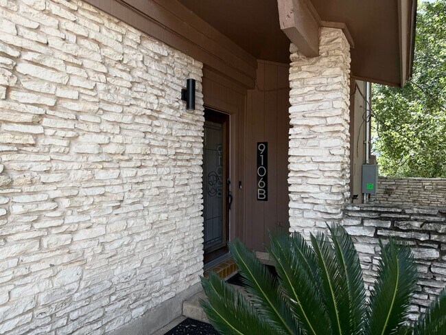 Foto del edificio - 9106 Rockcrest Cir