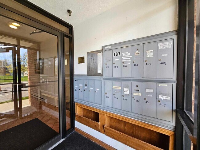 Building Photo - 77 Bennington St