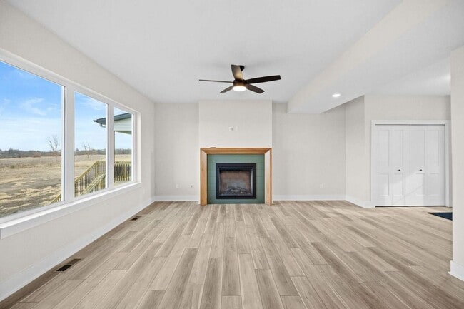 Foto del edificio - 4 Bedroom Townhome Available February 1st!