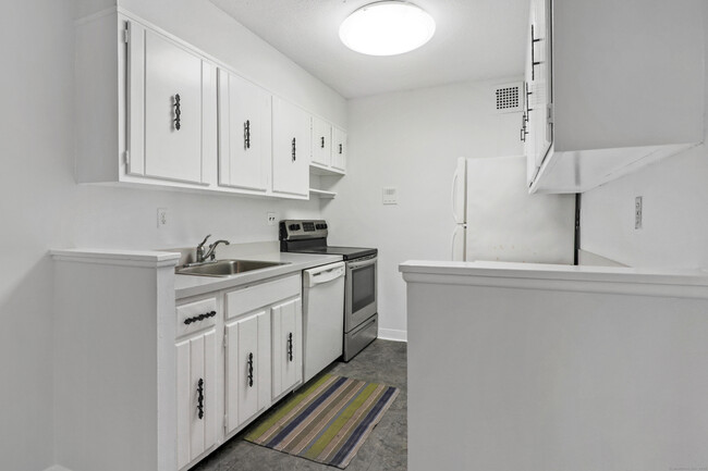 Building Photo - 44 Strawberry Hill Ave