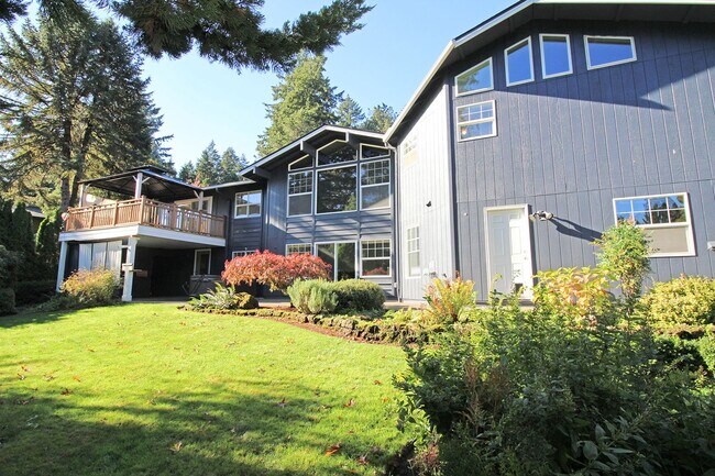 Foto del edificio - 3879 Sq. Ft. of Amazing Features in this R...