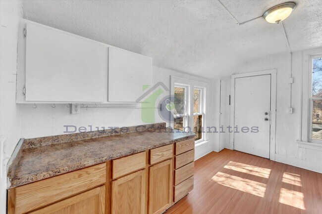 Building Photo - 2 Bedroom 1 Bathroom