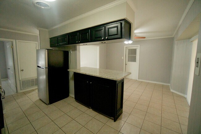 Building Photo - 5710 Tanglewood Dr