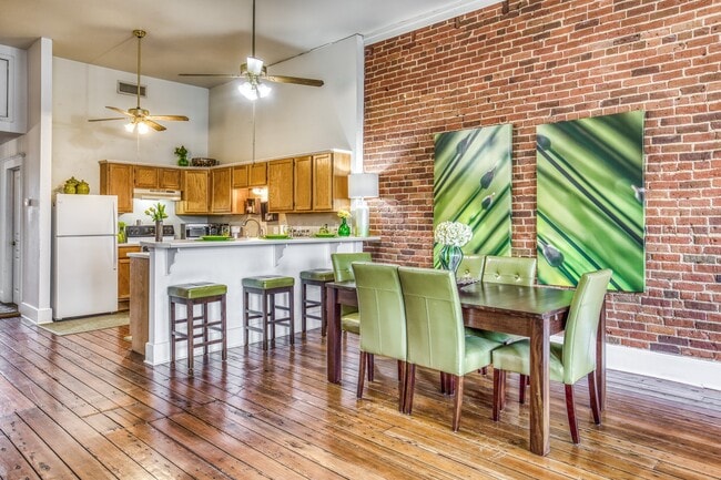 Building Photo - 110 E Alamo St