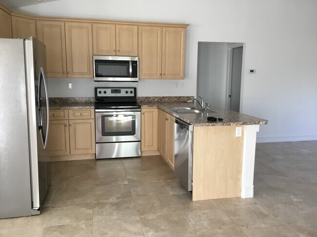 Foto del edificio - DeLand Daytona Park Estates 3/2 $1,400/month