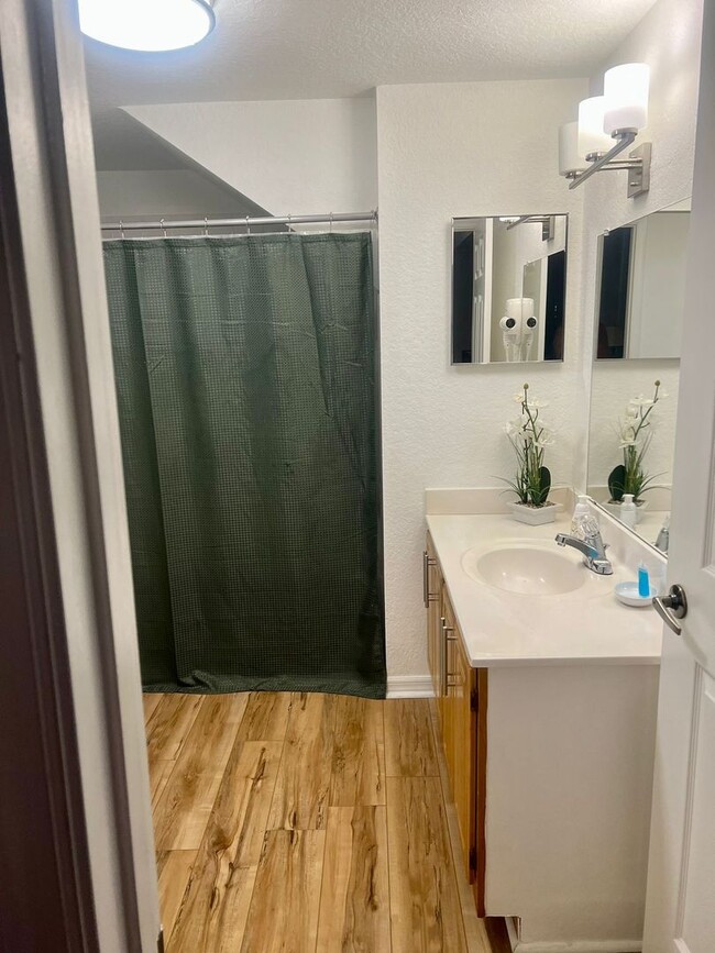 Building Photo - 4-bedroom, 3-bathroom townhouse in Kissimmee !