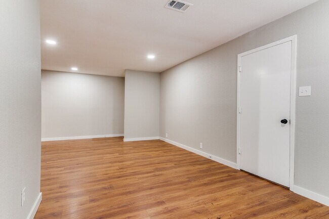 Foto del edificio - Light-Filled 3BR Brick Home featuring Granite Kitchen & Dual Living Spaces