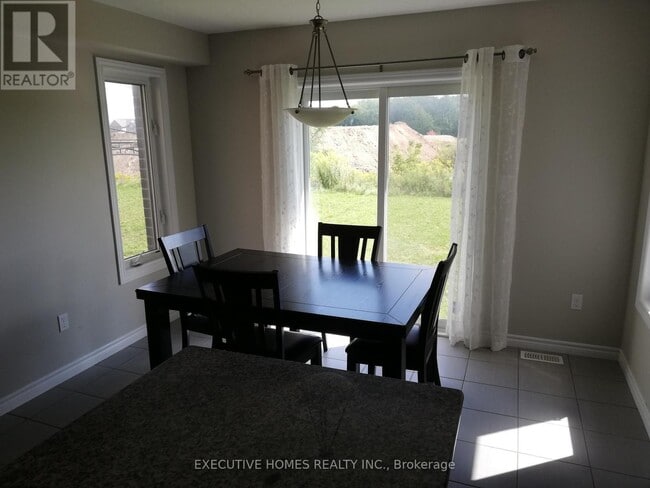 Building Photo - 1372 Caen Ave