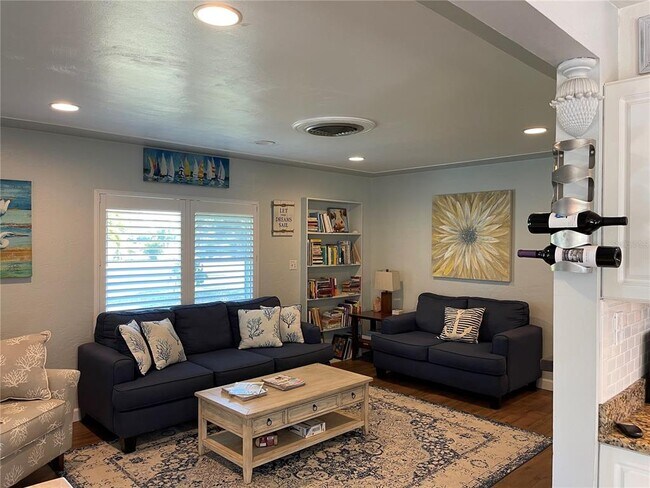 Foto del edificio - 1329 Royal Palm Dr S