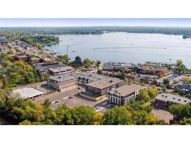 Foto del edificio - 253 Lake St E