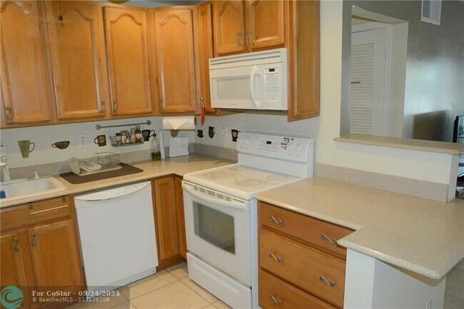 Building Photo - 6499 Bay Club Dr
