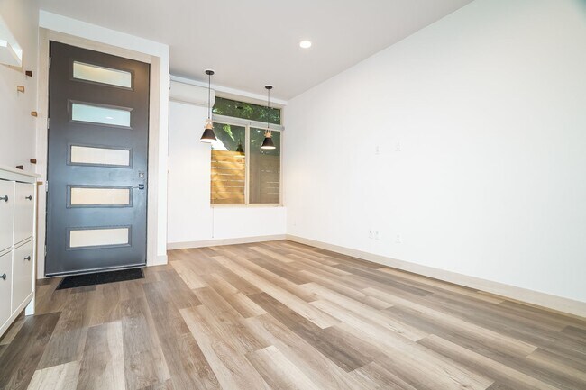 Foto del edificio - Stylish 3 Bedroom with Rooftop Decks and Dedicated Parking