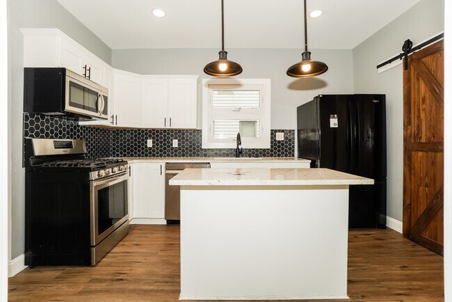 Building Photo - Charming 3-Bedroom Cleveland Home