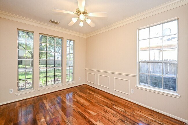 Foto del edificio - 4815 Knights Branch Dr