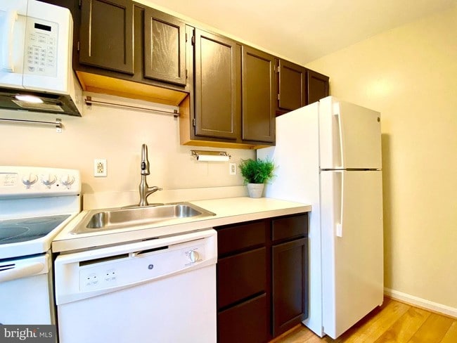 Building Photo - 1801 N Rhodes St