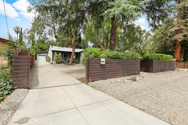 Foto del edificio - 237 E Altadena Dr