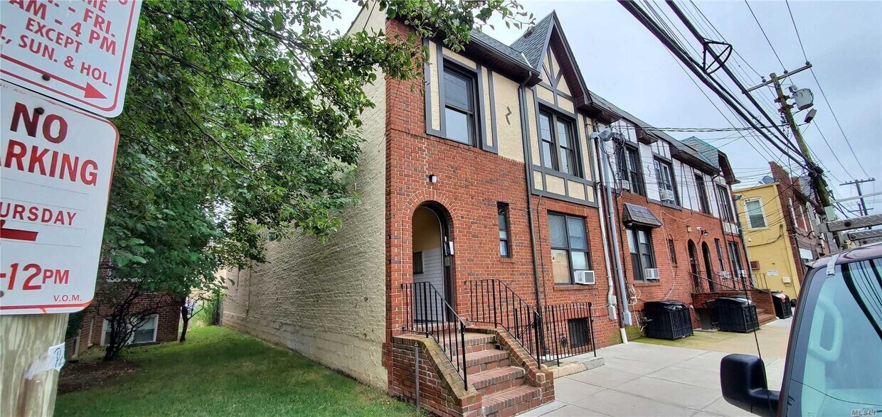 129 Lincoln Ave Unit 2D, Mineola, NY 11501 Room for Rent in Mineola