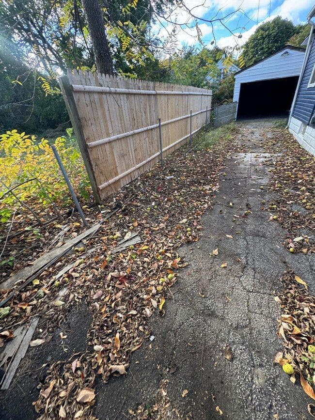Building Photo - Charming 3-Bedroom Property in Prime Location