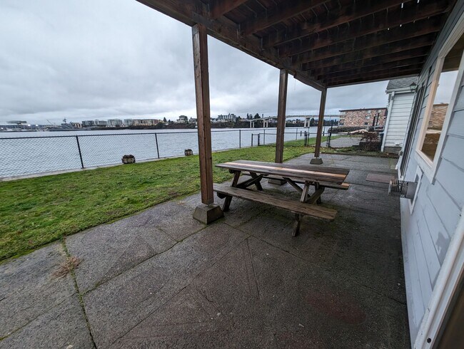 Foto del edificio - 2-Bedroom Waterfront Home in Manette