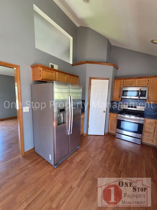 Foto del edificio - Charming Split Level 3 Bedroom Home in Kansas City!