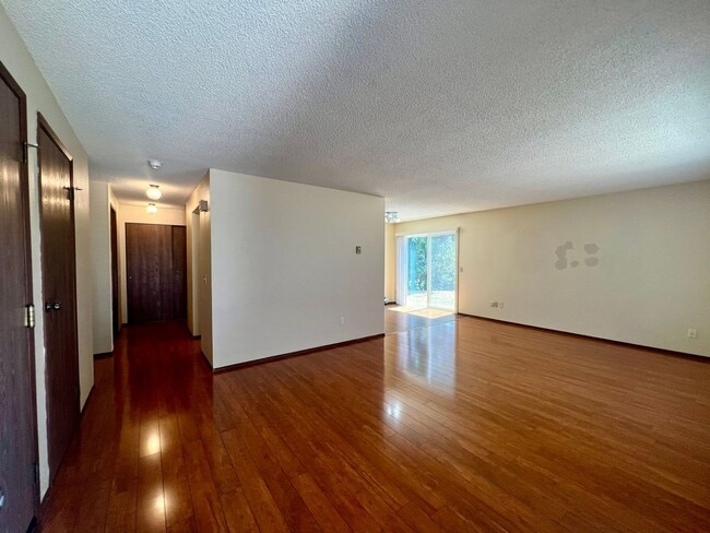 Building Photo - Well Maintained 2BD Duplex - Water Included