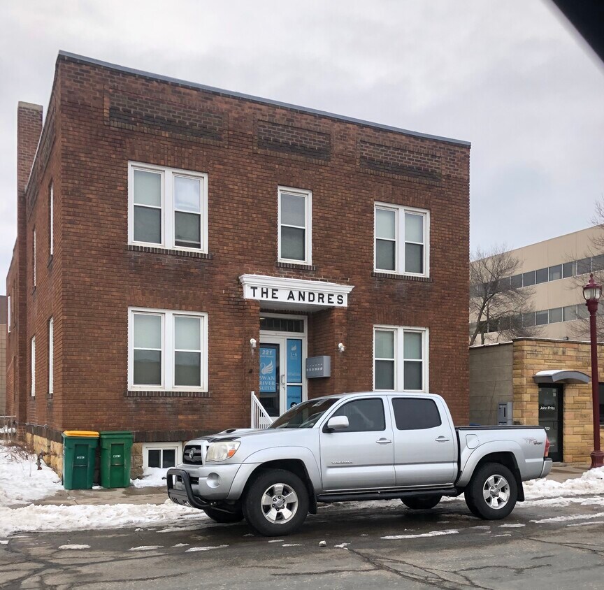 Primary Photo - 221 E Walnut St