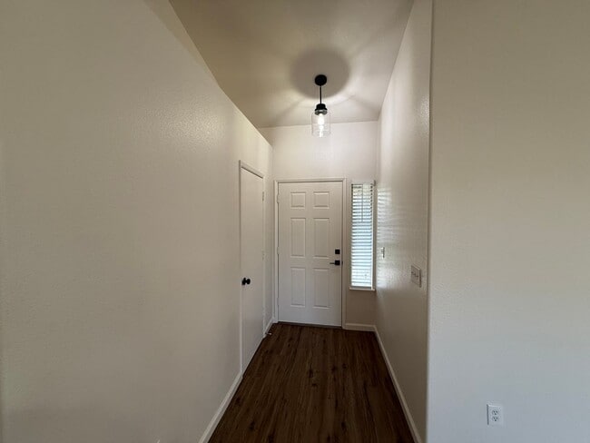 Building Photo - Newly updated single story 3 bedroom!