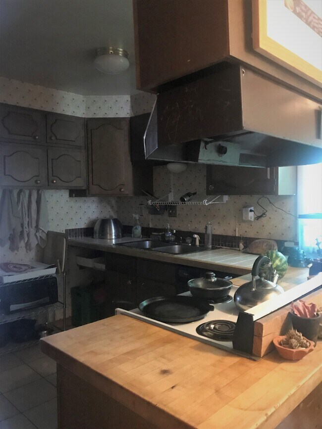 Kitchen - 1960 Violet Ave